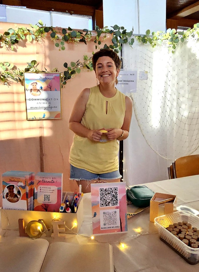 Mélanie, communicatrice animalière, avec un chaton dans les bras